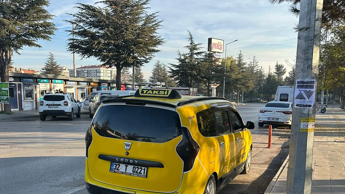 İyaş Taksi 7 kişilik Dacia Lodgy taksi arkadan görünüm, geniş bagaj kapağı, plaka 32 T 0221