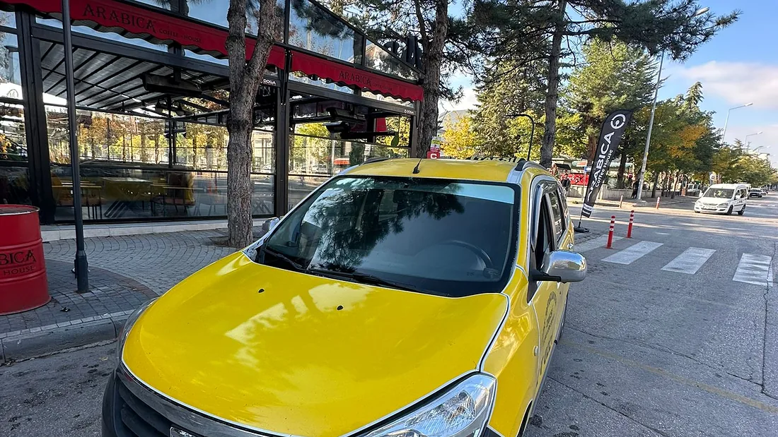 İyaş Taksi 7 kişilik Dacia Lodgy taksi, İYAŞ Park AVM önünde — hasta ve refakatçi için geniş araç