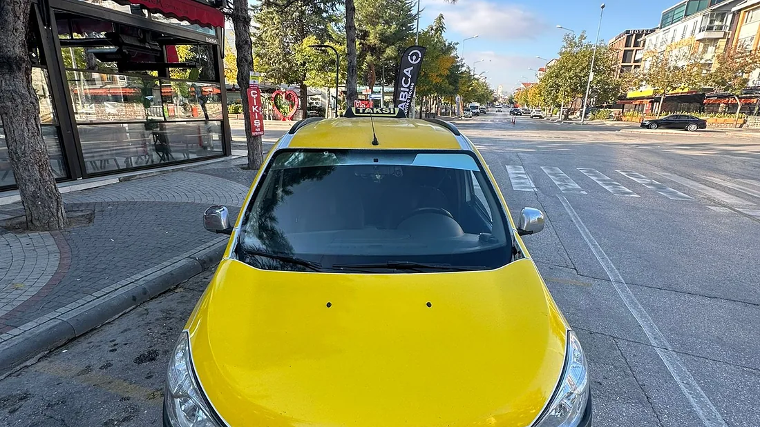 İyaş Taksi 7 kişilik Dacia Lodgy taksi önden, geniş yolda — Davraz yolculuğu için