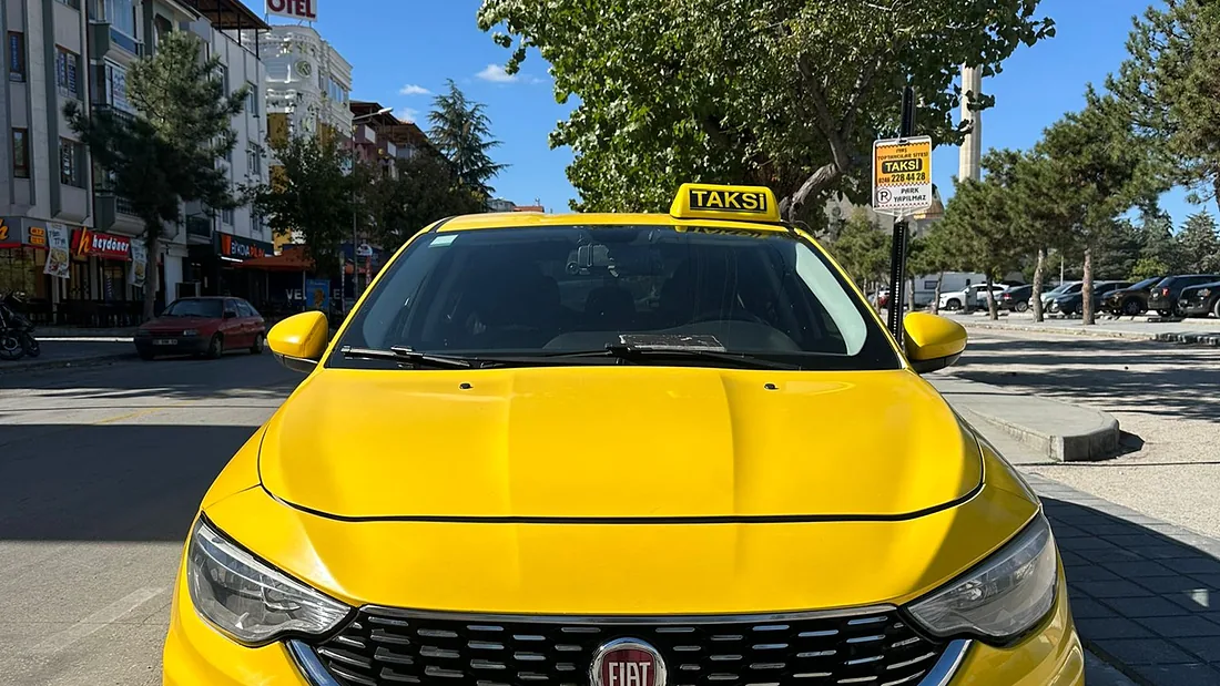 İyaş Taksi Fiat Egea taksi önden, Isparta'da ağaçlı caddede