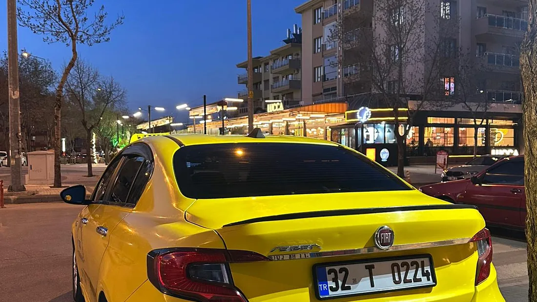 İyaş Taksi Fiat Egea taksi arkadan, akşam saatlerinde Isparta'da — plaka 32 T 0224