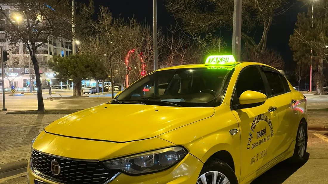 İyaş Taksi Fiat Egea taksi gece, tepe lambası yanık — Isparta 7/24 nöbetçi taksi