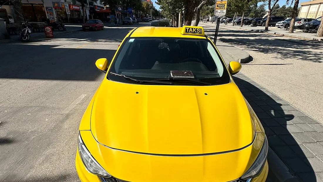 İyaş Taksi Fiat Egea taksi önden görünüm, Isparta caddesinde — havalimanı yolculuğuna hazır