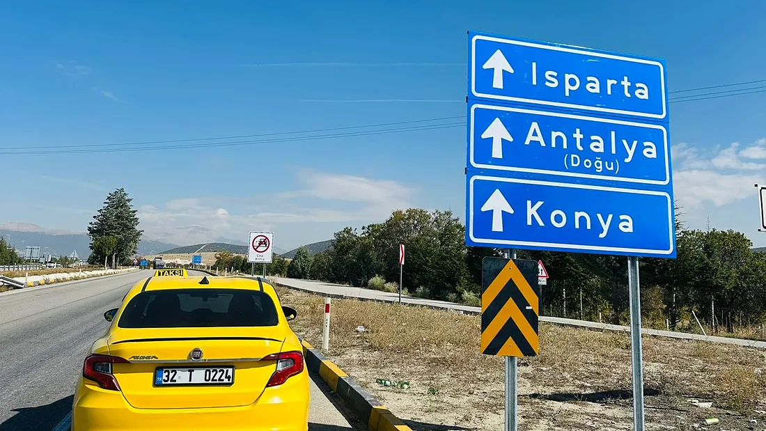 İyaş Taksi Fiat Egea taksi, Isparta – Antalya – Konya yön tabelası önünde