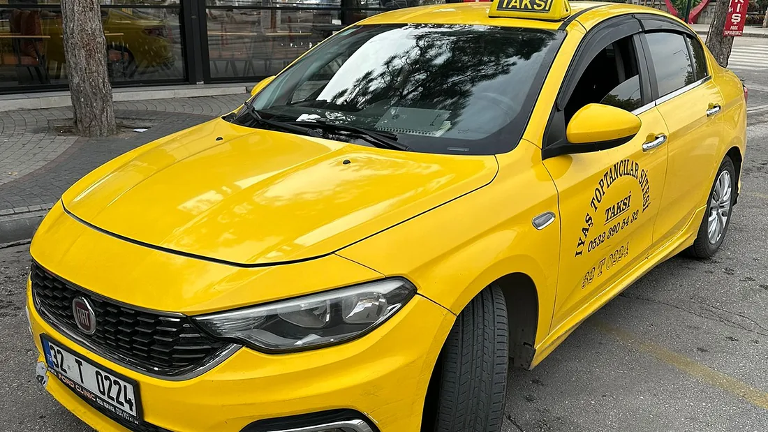İyaş Taksi Fiat Egea taksi yan-önden görünüm, kapısında durak yazısı