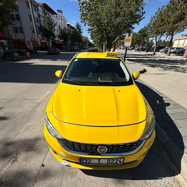 İyaş Taksi taksi Isparta ağaçlı caddede