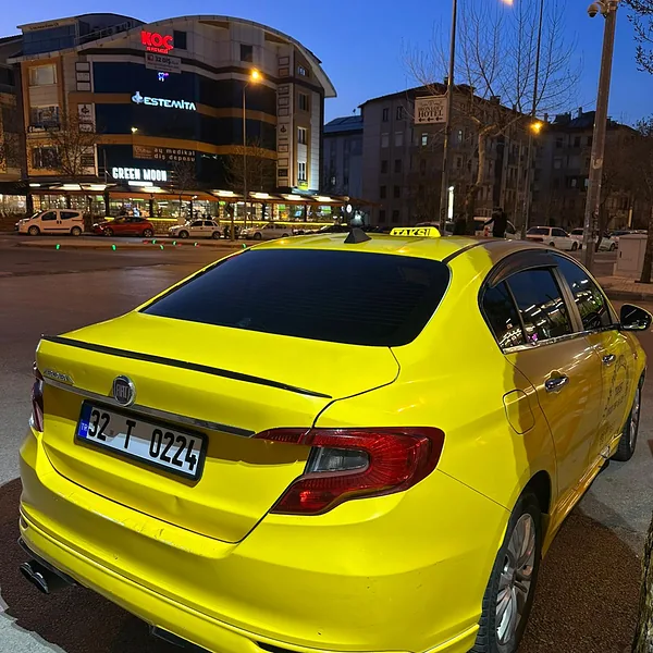 İyaş Taksi Fiat Egea taksi akşam saatlerinde İYAŞ AVM yakınında