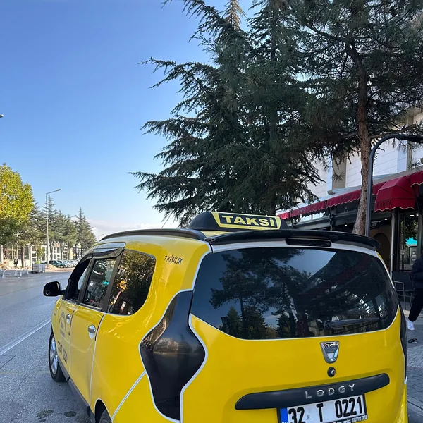 İyaş Taksi 7 kişilik Dacia Lodgy taksi Isparta caddede