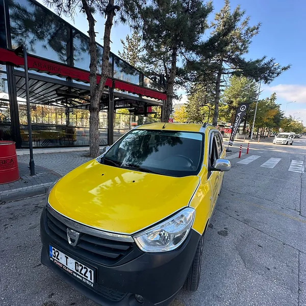 İyaş Taksi 7 kişilik Dacia Lodgy taksi İYAŞ Park AVM önünde, Isparta