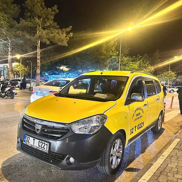 İyaş Taksi Dacia Lodgy taksi yağmurlu gecede Isparta merkezde